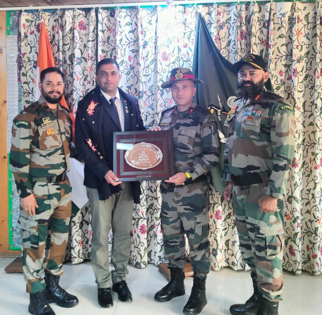 brigadier-atul-rajput-sm-commander-hq-3-sector-rr-felicitates-padma